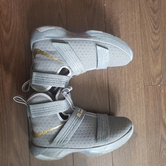 Nike LeBron Soldier Ten Basketball Sneakers - Picture 5 of 13
